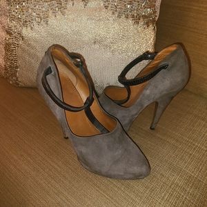Stylish Givenchy Suede Charcoal Pumps